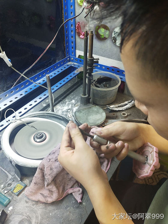 吊胆切割中_彩色宝石