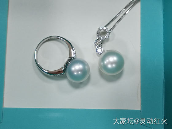 出金的澳白戒指镶好了，与吊坠配一套，真真美，珍珠还是要看实物啦，戒指的澳白堪称_戒指海水珍珠