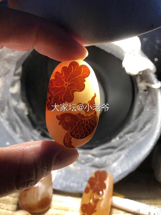 红皮巧雕，做出来感觉效果还不错_蜜蜡