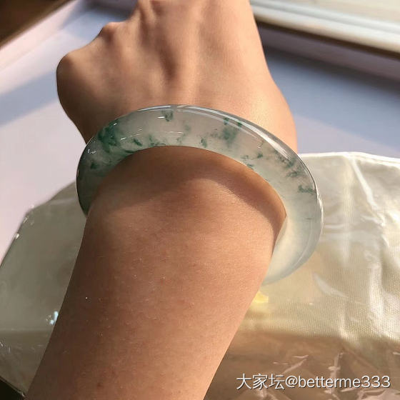 52的圆条飘花，很有眼缘，可能是有一处纹还是裂，大家看几开合适啊？_手镯翡翠