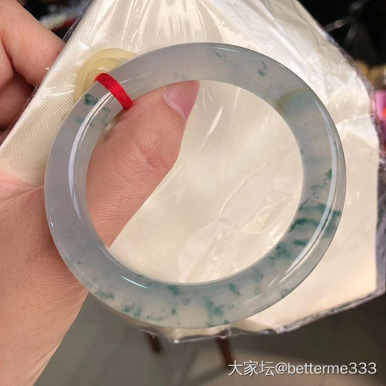 52的圆条飘花，很有眼缘，可能是有一处纹还是裂，大家看几开合适啊？_手镯翡翠