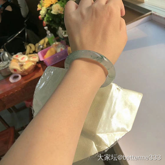 52的圆条飘花，很有眼缘，可能是有一处纹还是裂，大家看几开合适啊？_手镯翡翠