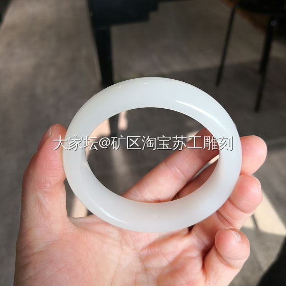 朋友曾败过的“和田玉”手镯，据说是在新疆买的，拿过来让我看看。_和田玉