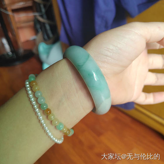 今天戴个二百块的小绿镯_手镯翡翠