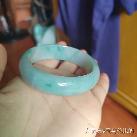 今天戴个二百块的小绿镯_手镯翡翠