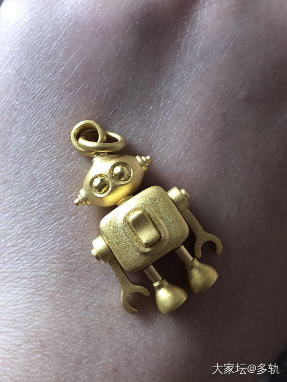 这机器人上面涨了好多红斑呀_挂件金