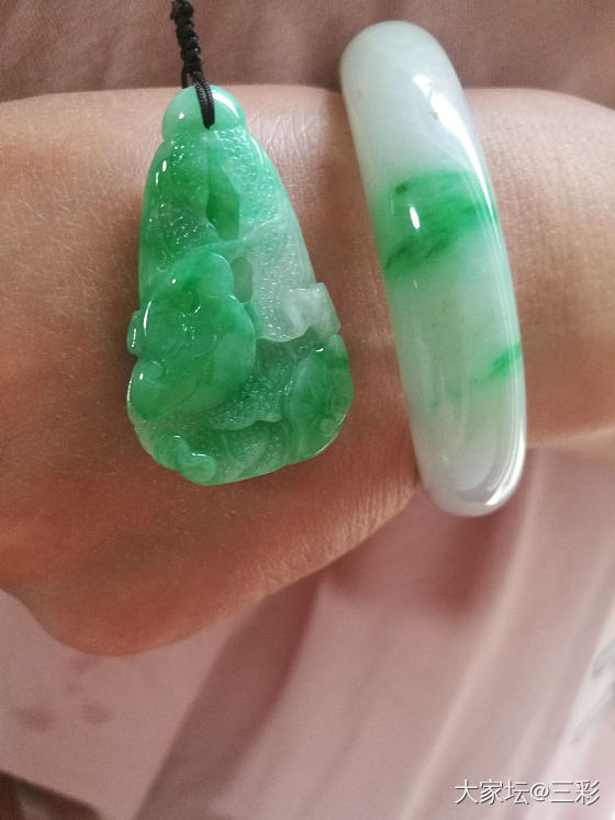 拍的不好看还是想嘚瑟哈哈同色系，果绿阳绿_翡翠