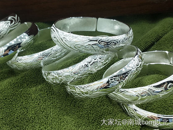 刷哈纯在感_银手镯