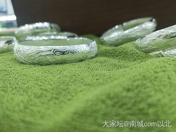 刷哈纯在感_银手镯