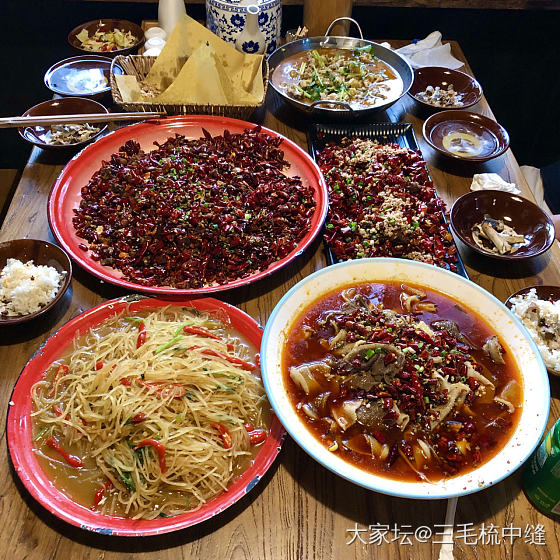 打卡半步颠酒馆，据说是目前上海川菜排名第一，三点半取号，已经排到第二批了。_餐馆美食闲聊