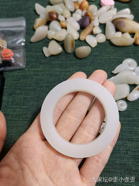 要整理的东西很多，不能一直拖拖拖，拖着把时间啊都浪费了
清理出来要编绳的白玉们
...