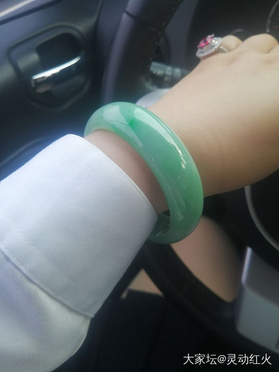 其实日常戴戴也挺好！_翡翠手镯