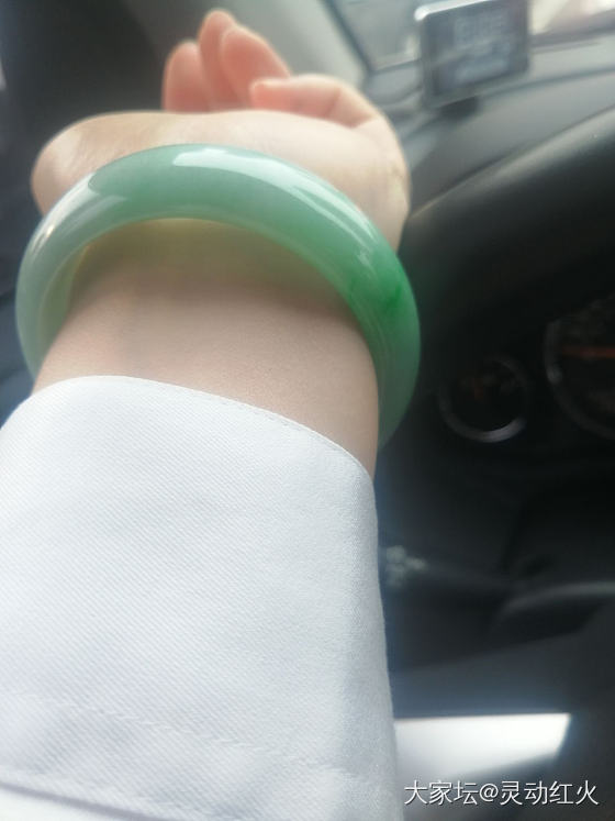 其实日常戴戴也挺好！_翡翠手镯