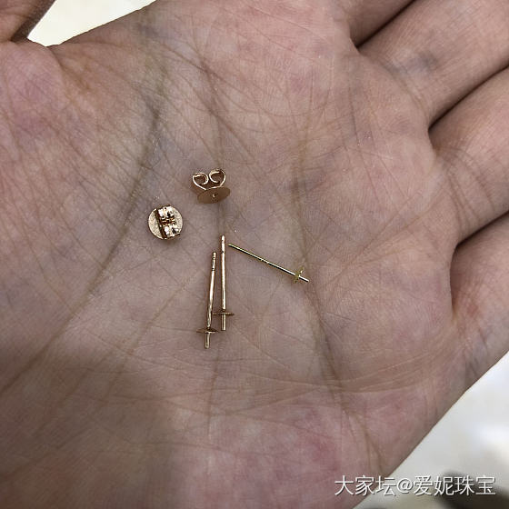 市场利润很透明
便宜的东西无非就是减少成本
一步一个脚印踏踏实实来
小珍珠耳钉_有机宝石