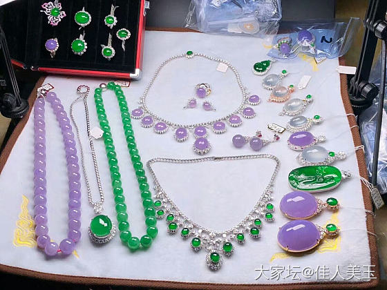 你喜欢翡翠的胶感还是光感？_翡翠