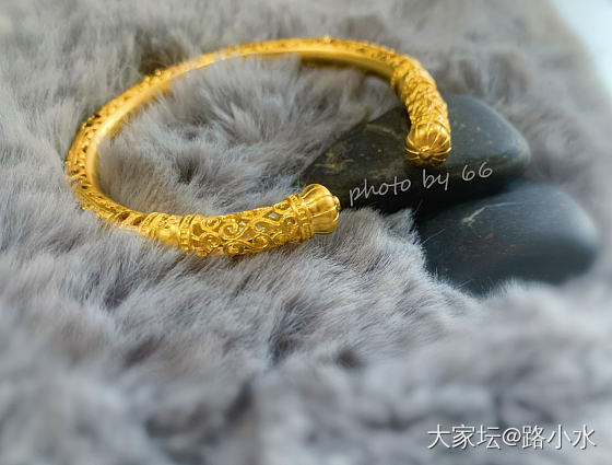 拜倒在中宫镯的美貌下...._金