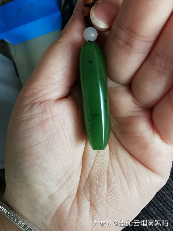 刚刚到手的碧玉，在办公室悄咪咪的拍照_和田玉