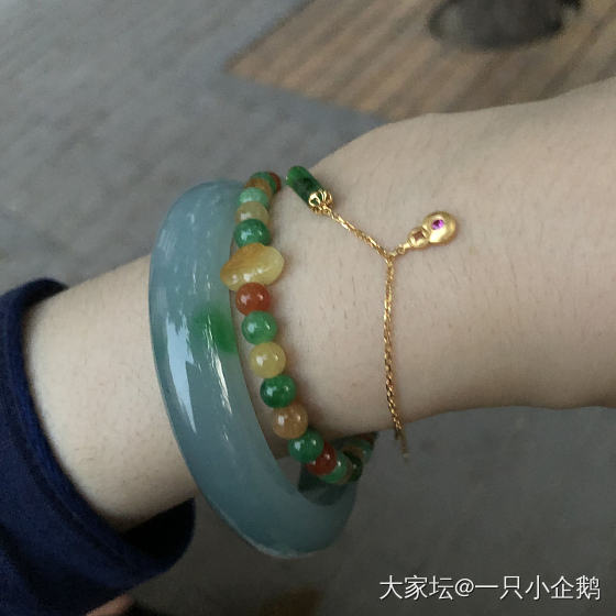 网购翡翠最该看的不是视频，而是多环境图。