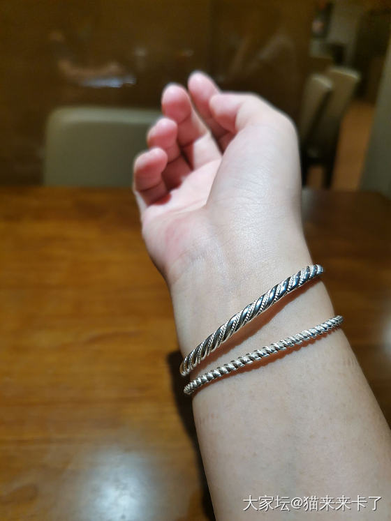 灯光下挺有珠宝感_银