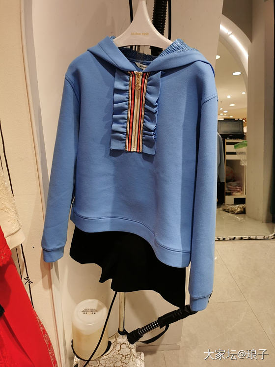 大家喜欢落肩的衣服吗？_穿搭