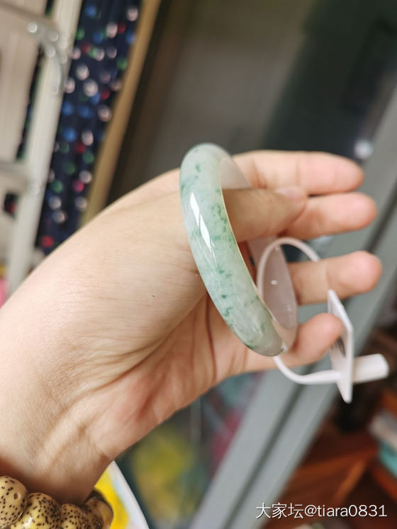 好吧，还是留了这个飘花，算是满足我收飘花的心愿了。。。_手镯翡翠