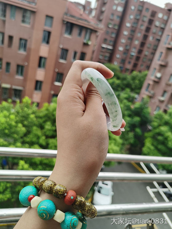 好吧，还是留了这个飘花，算是满足我收飘花的心愿了。。。_手镯翡翠