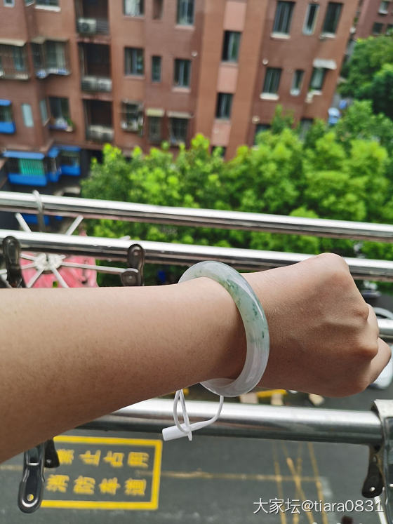 好吧，还是留了这个飘花，算是满足我收飘花的心愿了。。。_手镯翡翠