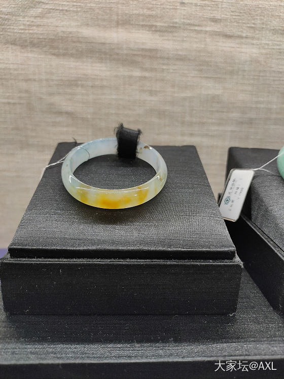 这几天在珠宝店看够了各种石头，也尝试了自己第一次编绳经历