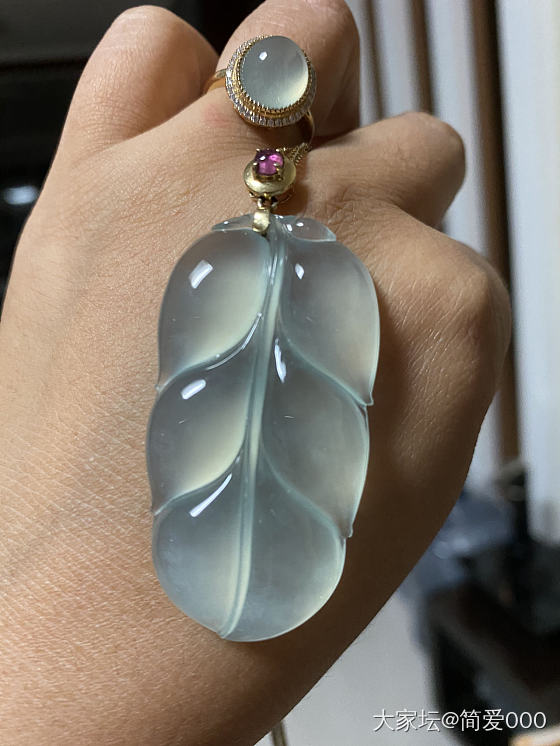 这个色算晴水吗？_吊坠耳坠翡翠