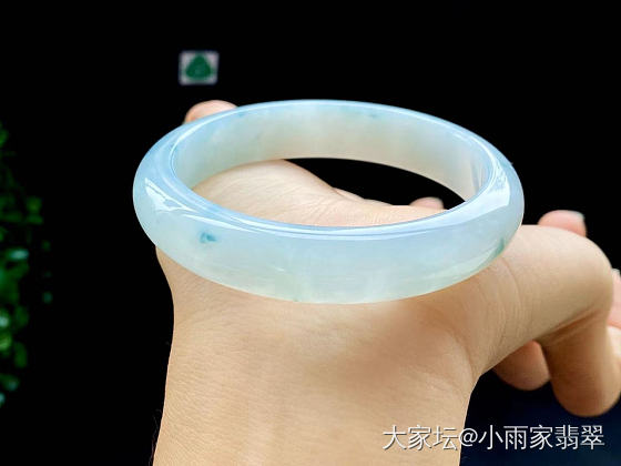 冰种带底色圆条手镯，水润细腻，轻微天然棉纹。_翡翠