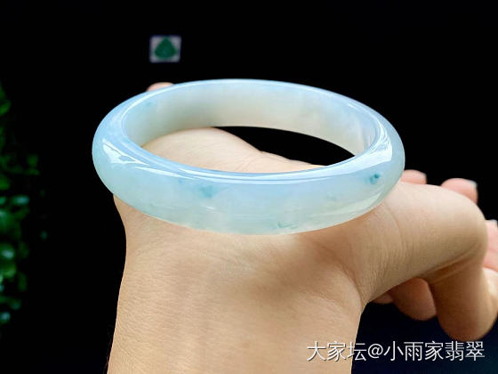 冰种带底色圆条手镯，水润细腻，轻微天然棉纹。_翡翠