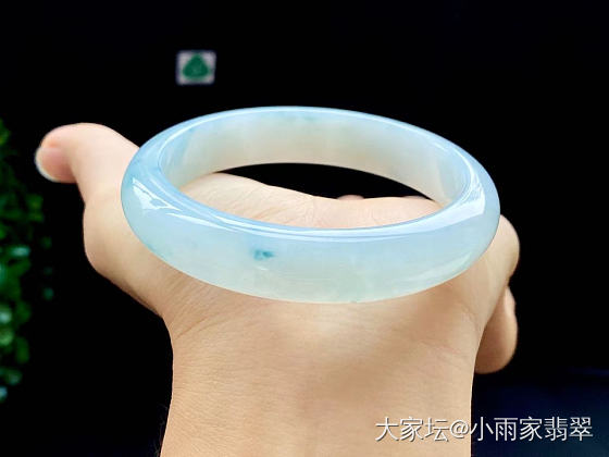 冰种带底色圆条手镯，水润细腻，轻微天然棉纹。_翡翠