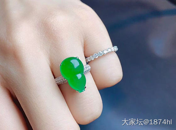 价格差不多，二选一呢？_戒指翡翠