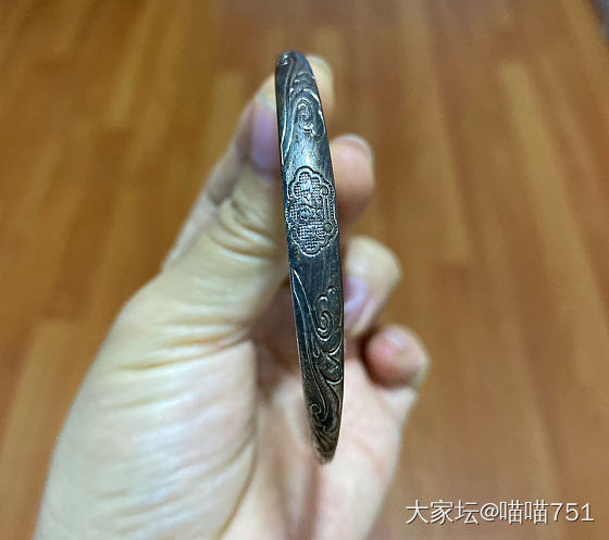 几年前喜欢的一个银镯子，和一条白水晶配着戴，戴了很久很久。后来不知道为什么就开始..._银