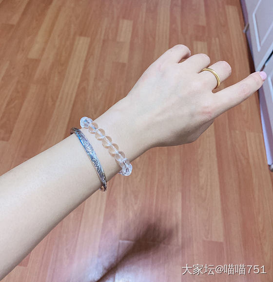 几年前喜欢的一个银镯子，和一条白水晶配着戴，戴了很久很久。后来不知道为什么就开始..._银