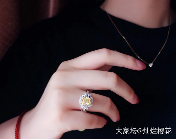 熠熠如灿阳克拉钻戒
大台面主石1克拉 Si肉眼洁净 浓彩黄效果，经典大牌三石款配..._戒指彩钻