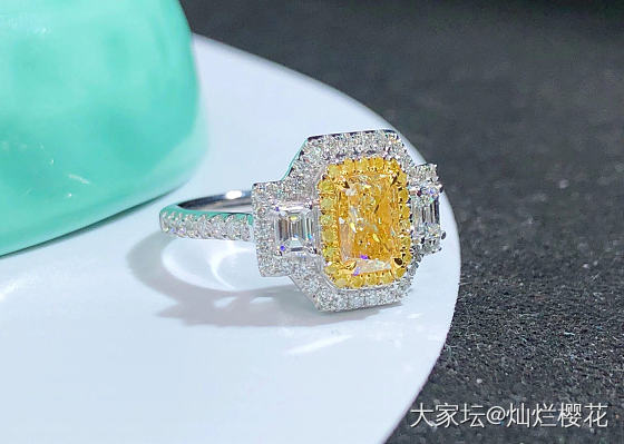 熠熠如灿阳克拉钻戒
大台面主石1克拉 Si肉眼洁净 浓彩黄效果，经典大牌三石款配..._戒指彩钻