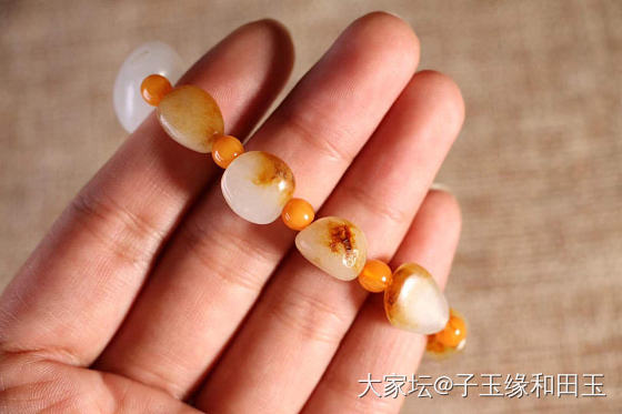 【籽料原石手串】
天然新疆和田玉，颗颗独籽，圆润饱满，皮色微沁，越盘越油润。 ​..._和田玉