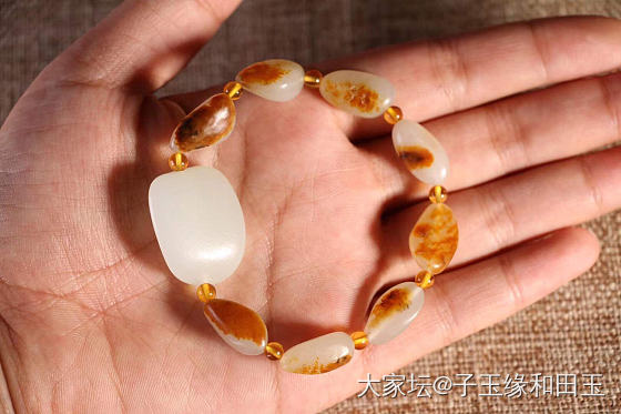 【籽料原石手串】
天然新疆和田玉，颗颗独籽，圆润饱满，皮色微沁，越盘越油润。 ​..._和田玉