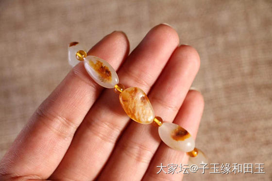 【籽料原石手串】
天然新疆和田玉，颗颗独籽，圆润饱满，皮色微沁，越盘越油润。 ​..._和田玉
