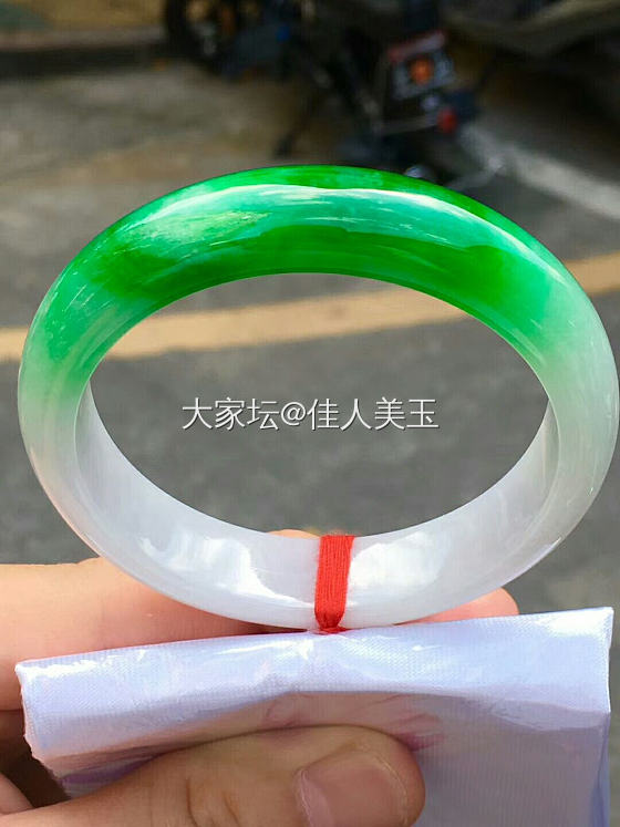 这样的辣绿手镯有人喜欢吗？_翡翠