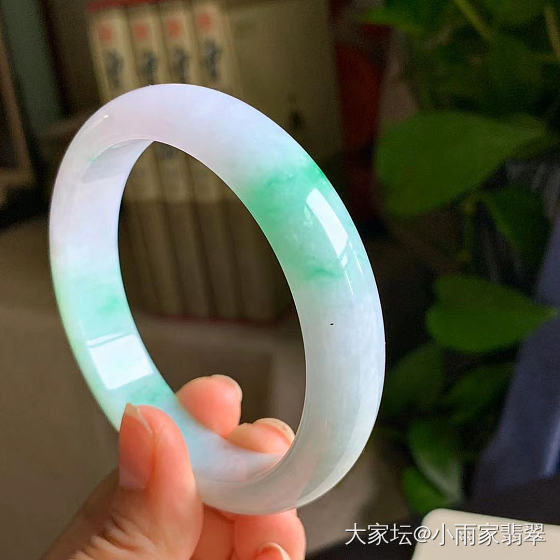 春彩翡翠玉镯，款式花样上新，相约中秋团圆节，爱在今日。_翡翠