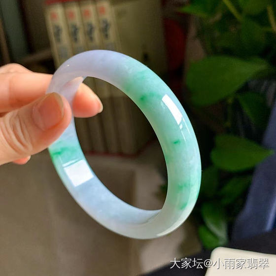 春彩翡翠玉镯，款式花样上新，相约中秋团圆节，爱在今日。_翡翠