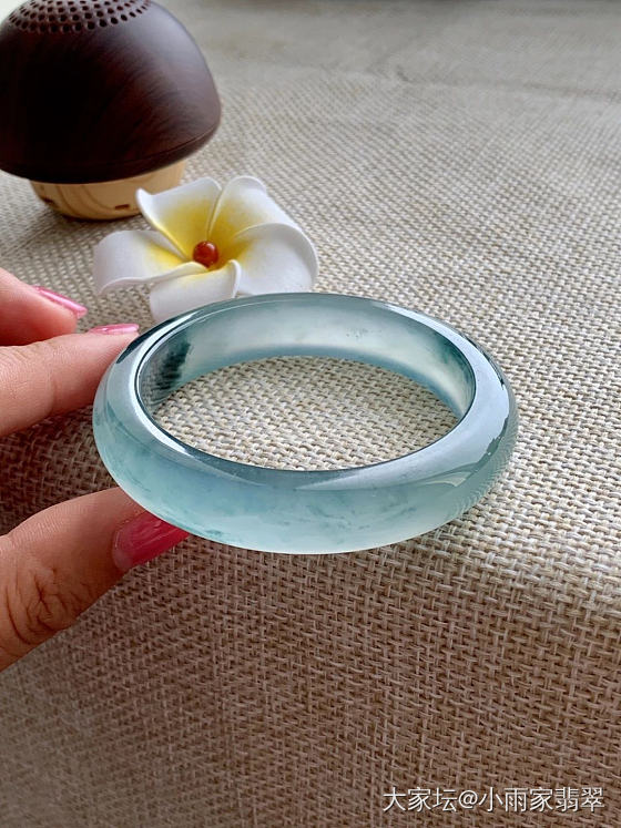 玻璃种蓝飘花玉镯，尽显优雅时尚魅力。_翡翠