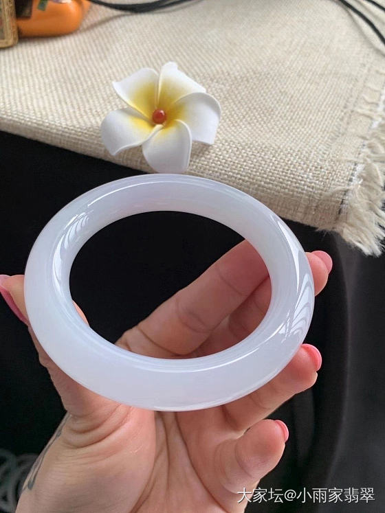 冰种翡翠玉镯，大自然的颜色，名媛深爱。_翡翠