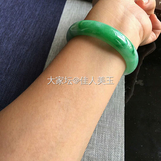 这样的辣绿手镯有人喜欢吗？_翡翠