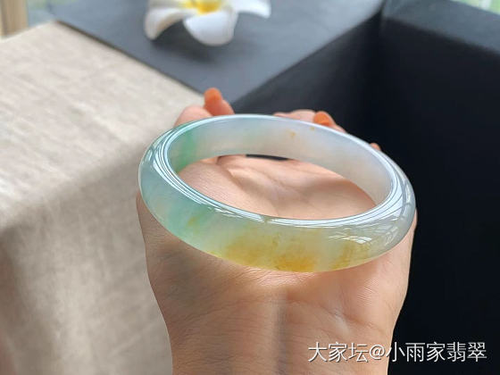 爆款优雅天然三彩手镯，镯约佳人。_手镯