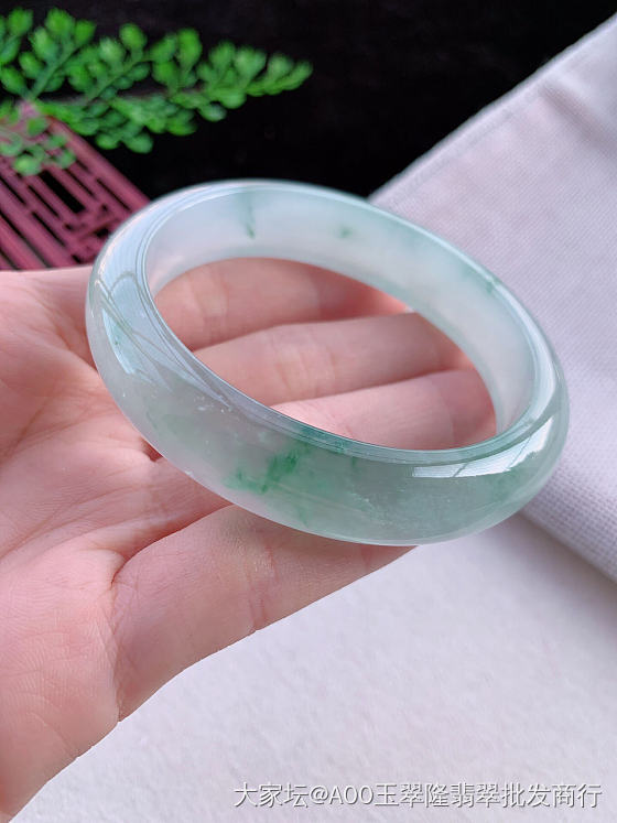 贵妃55-56圈口 老坑冰飘绿缅甸天然翡翠A货手镯，小六价 尺寸55.5×47...._翡翠