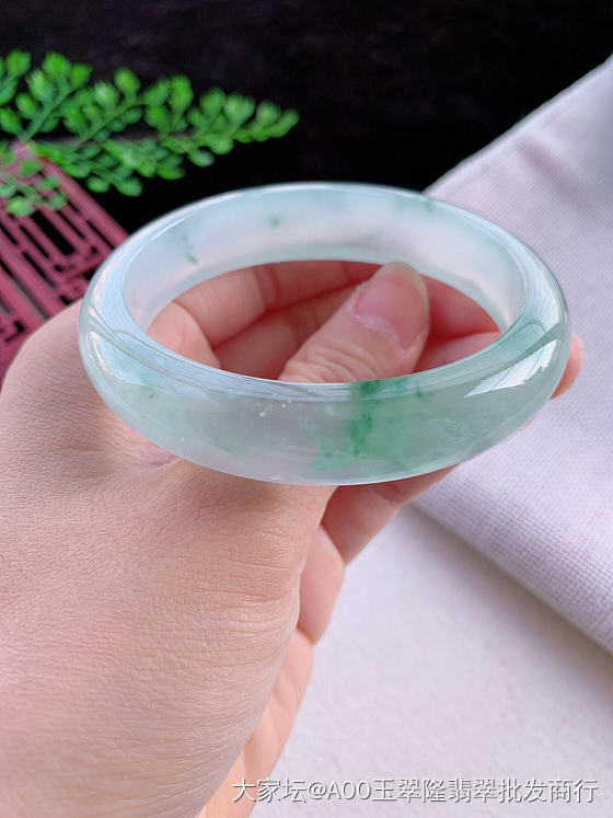贵妃55-56圈口 老坑冰飘绿缅甸天然翡翠A货手镯，小六价 尺寸55.5×47...._翡翠