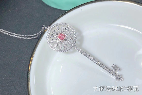 让温暖的彩钻陪你度过这个漫长秋冬。
GIA 0.16克拉 Fancy Pink中..._吊坠彩钻